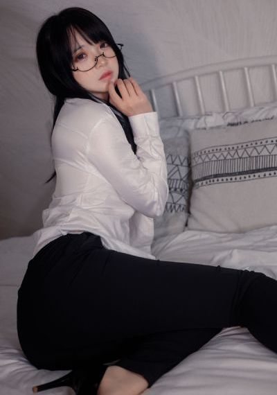 中午妈妈在厨房做饭